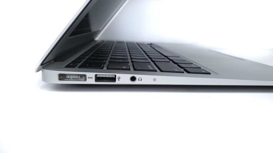 Apple MacBook Air (11 inch Mid 2012) A1465 - Image 8