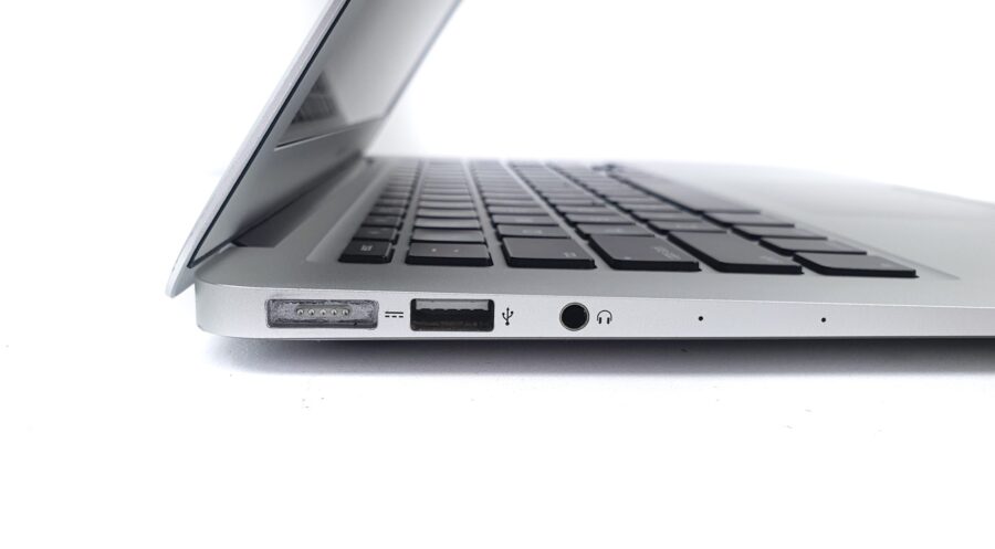 Apple MacBook Air (13 inch, Early 2015) A1466 - Image 9