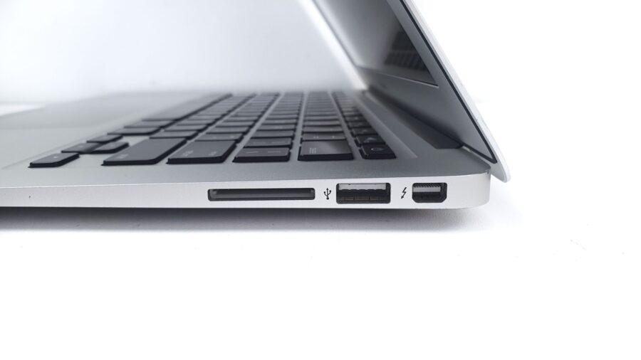 Apple MacBook Air (13 inch, Early 2015) A1466 - Image 11