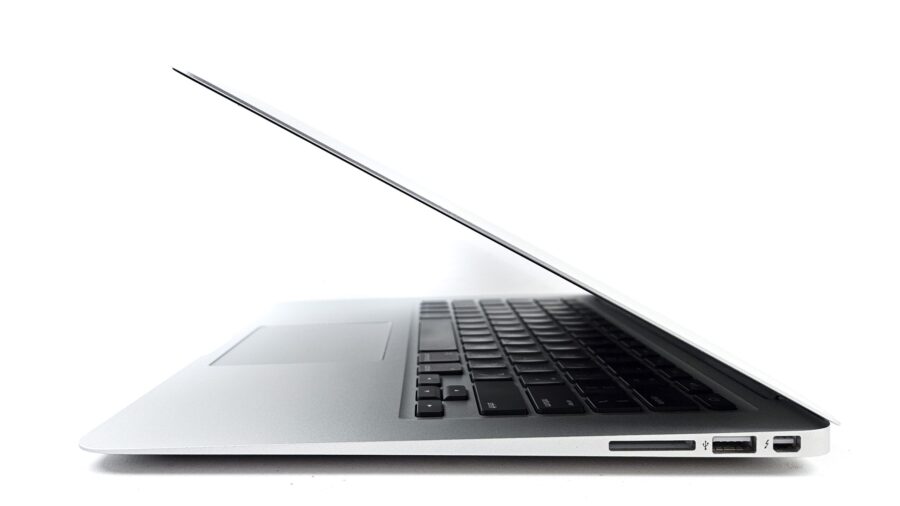 Apple MacBook Air (13 inch, Early 2015) A1466 - Image 7